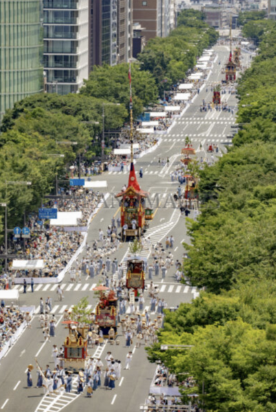 全体像が分かる俯瞰画像は祇園祭の全体を描く上でよく用いられます。