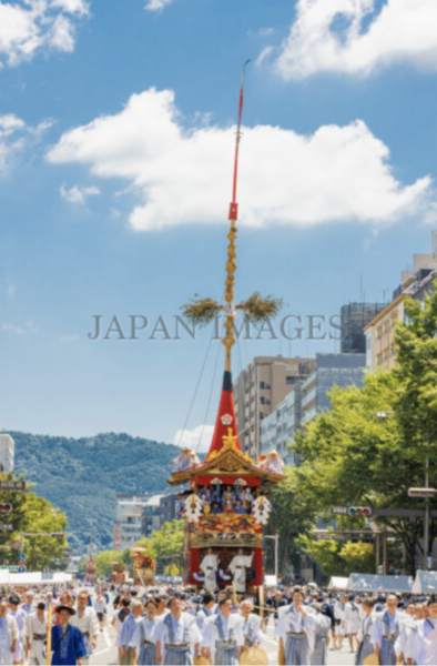 腫れ上がった空と降り注ぐ日差しが一枚に収まった様子が伝わり、暑さが表現できていると思います。